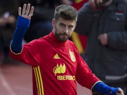 Piqué acena para torcedores em Las Rozas.