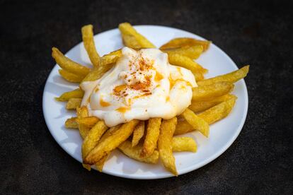 Las patatas bravas del nuevo restaurante de Rafuel, con salsa de tomate picante y allioli.