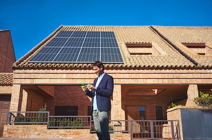 Propietario de un adosado con cubierta fotovoltaica.