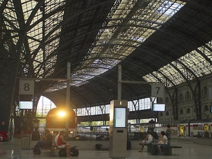 Un tren llega a la estación de Francia de Barcelona.