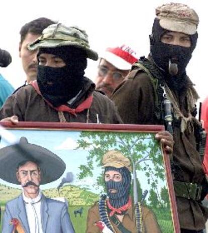 Marcos (derecha) observa un cuadro en el que aparece junto a Emiliano Zapata, el miércoles en Cuautla.