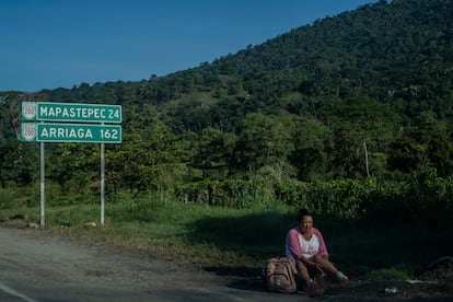 Una mujer espera sobre la carretera de Arriaga, en Chiapas. Los venezolanos continúan intentando llegar a la frontera con Estados Unidos con la esperanza que la nueva normativa se modifique ante la situación que se vive en México. 