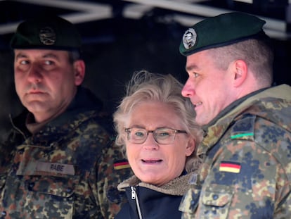 La ministra de Defensa alemana, Christine Lambrecht, durante una visita a la Brigada de Infantería 37 del Ejército en Marienberg, el jueves.