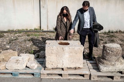 Los concejales del Ayuntamiento de Valencia Glòria Tello y Giuseppe Grezzi observan el contrapeso de una prensa de vino o aceite recuperada en una excavación de la plaza de la Reina. Sería de época visigoda. Foto: Ana Escobar