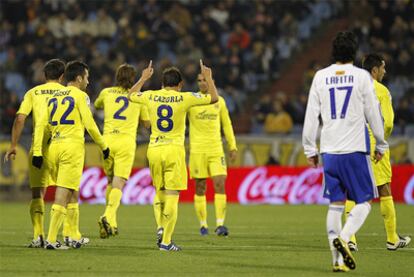 Los jugadores del Villarreal festejan el gol de Cazorla.