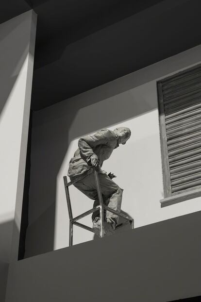 Instalación de 'Double Bind' de 2015, en el Hangar Bicocca de Milán. Cortesía de HangarBicocca y The Estate of Juan Muñoz.