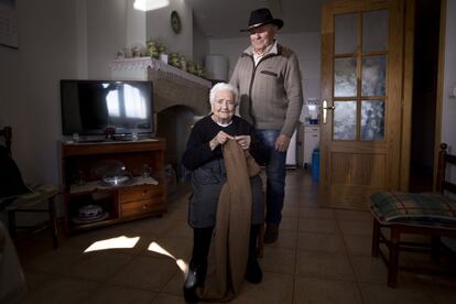 Francisco Jiménez (76 años) y Julia García (96), madre e hijo, son antiguos vecinos de Talaverilla. En la imagen, fotografiados en su casa de Bohonal de Ibor.