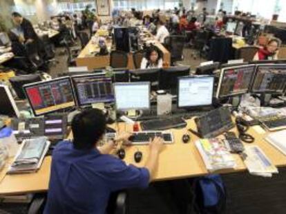 Un corredor de bolsa observa sus pantallas en una empresa bursátil de Yakarta. EFE/Archivo