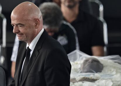 El presidente de la FIFA, Gianni Infantino, asiste al velatorio de Edson Arantes do Nascimento 'Pelé' hoy, en el estadio Vila Belmiro.