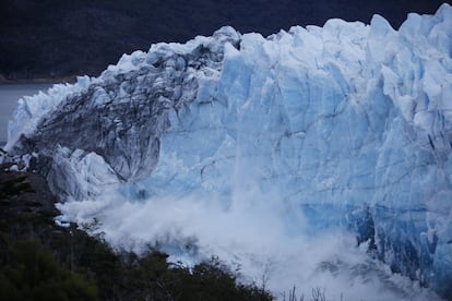 Esas presiones agrietan al glaciar hasta formar un arco, que acaba derrumbándose de una forma muy espectacular. En la imagen, trozos de hielo se desprenden del glaciar Perito Moreno.