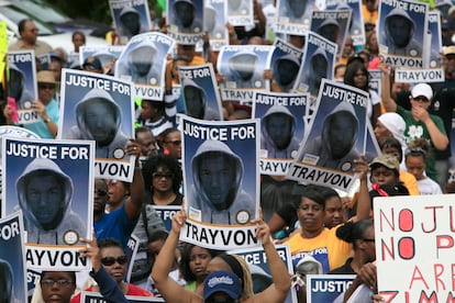 Manifestantes sostienen carteles durante una protesta tras la muerte de asesinado Trayvon Martin en Sanford, Florida.