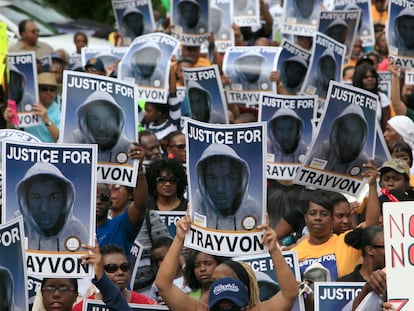 Manifestantes sostienen carteles durante una protesta tras la muerte de asesinado Trayvon Martin en Sanford, Florida.