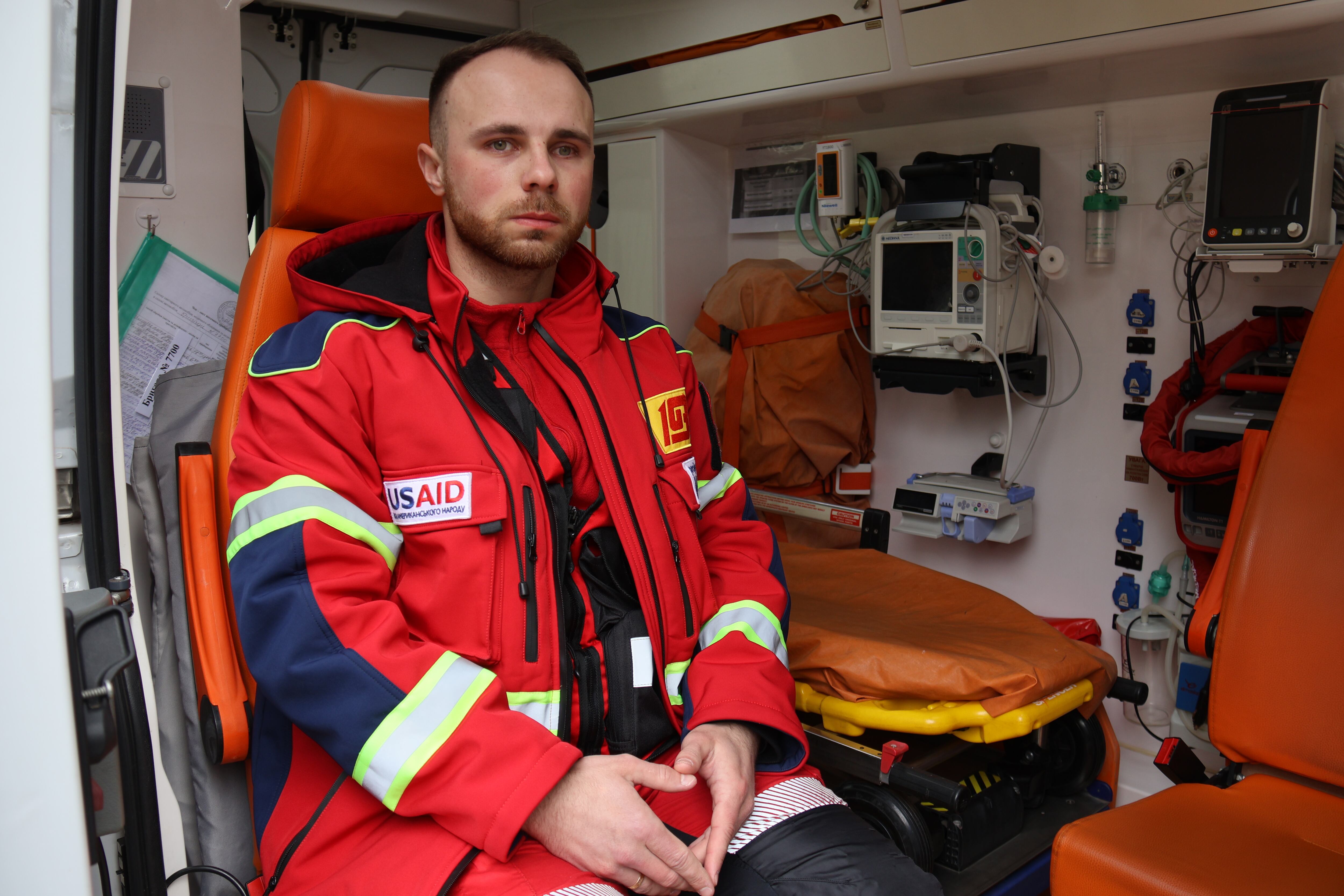 Sergii Tereshchuk, en el interior de su ambulancia, el pasado jueves en Krivói Rog.