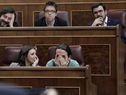 Diputados de Podemos atienden a la intervenci&oacute;n del presidente del Gobierno, Mariano Rajoy.