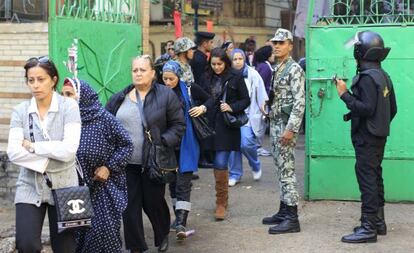Ciudadanos egipcios aguardan para votar.