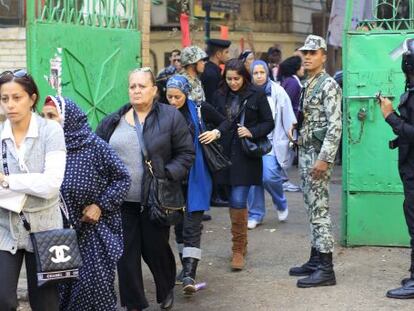 Ciudadanos egipcios aguardan para votar.