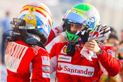Fernando Alonso y Felipe Massa se disponen a abrazarse tras el doblete de Ferrari en Bahrein.