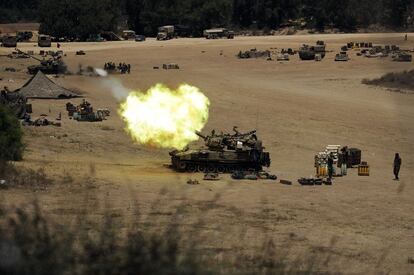 Un tanque israelí dispara un proyectil de 155 mm hacia la Franja de Gaza desde su posición cerca de la frontera de Israel.