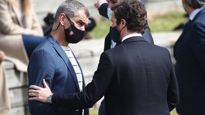 Toni Cantó conversa con el líder del PP, Pablo Casado, durante la presentación de la candidatura del PP de Madrid para las elecciones a la Asamblea, el 31 de marzo.