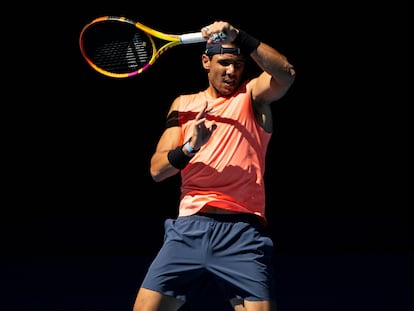 Nadal golpea la bola durante un entrenamiento de esta semana en Melbourne.