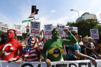 Manifestantes participan en una movilización en contra de la Cumbre del G20, en Buenos Aires (Argentina), el 30 de noviembre de 2018. Organizaciones sociales, políticas y activistas se han sumado a una marcha convocada por la Confluencia Fuera G20-Fondo Monetario Internacional (FMI), como parte de la actividades que rechazan la cumbre de líderes que se desarrolla entre este viernes y el sábado en la capital argentina. 