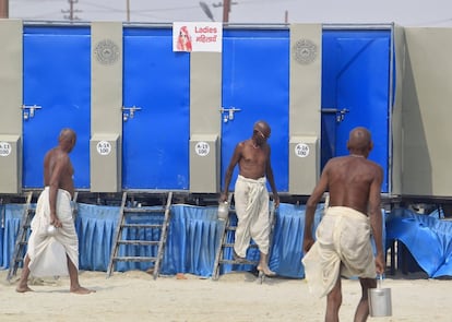 Un hombre sale de un retrete temporal instalado en las orillas del río Ganges en Allahabad (India).