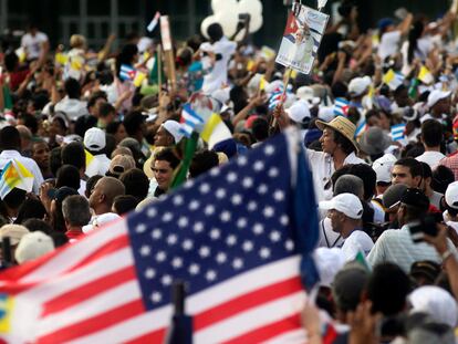 Ambiente en la plaza de la Revolución en La Habana durante la primera misa del Papa en Cuba.