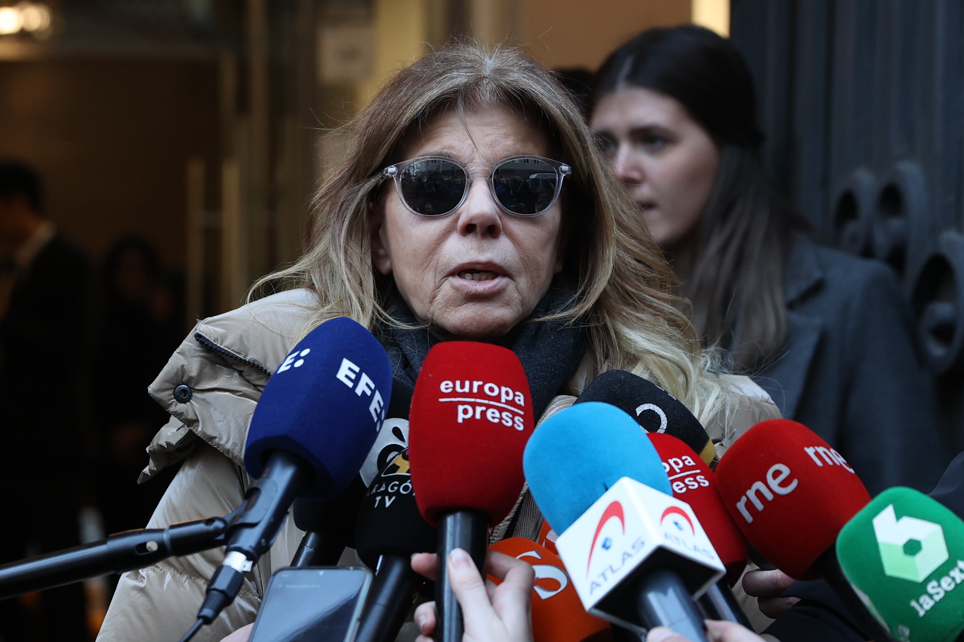 Jeanette atiende a la prensa en su visita a la capilla ardiente del cineasta Carlos Saura, este lunes en Madrid. 