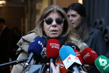 Jeanette atiende a la prensa en su visita a la capilla ardiente del cineasta Carlos Saura, este lunes en Madrid. 