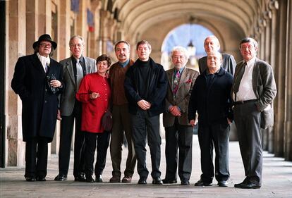 Barcelona, 05/03/2001. Reunión de los "novísimos". De izquierda a derecha: Pere Gimferrer, Guillermo Carnero, Ana María Moix, Vicente Molina Foix, Félix de Azúa, José María Álvarez, Manuel Vázquez Montalbán, Castellet (detrás de Montalbán) y Antonio Martínez-Sarrión.  