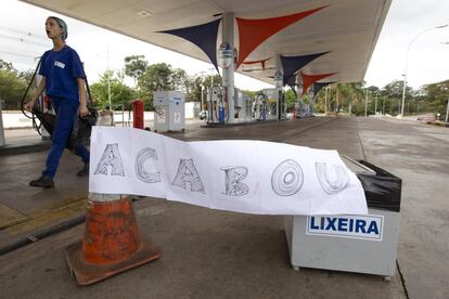 Em Brasília, um posto de gasolina exibiu um cartaz com a faixa "acabou". Capital do país, e várias outras cidades, estão sem combustíveis nos postos. 