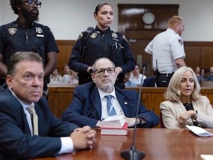 Harvey Weinstein, en el centro, en la Corte de Nueva York, el 18 de septiembre de 2024.