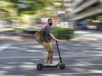 Un usuario de patinete eléctrico este miércoles en el paseo de Sant Joan de Barcelona.