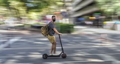 Un usuario de patinete eléctrico este miércoles en el paseo de Sant Joan de Barcelona.