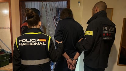 El exconcursante de Gran Hermano Carlos Navarro 'El Yoyas' es detenido en un dispositivo conjunto de Mossos d'Esquadra y Policía Nacional.