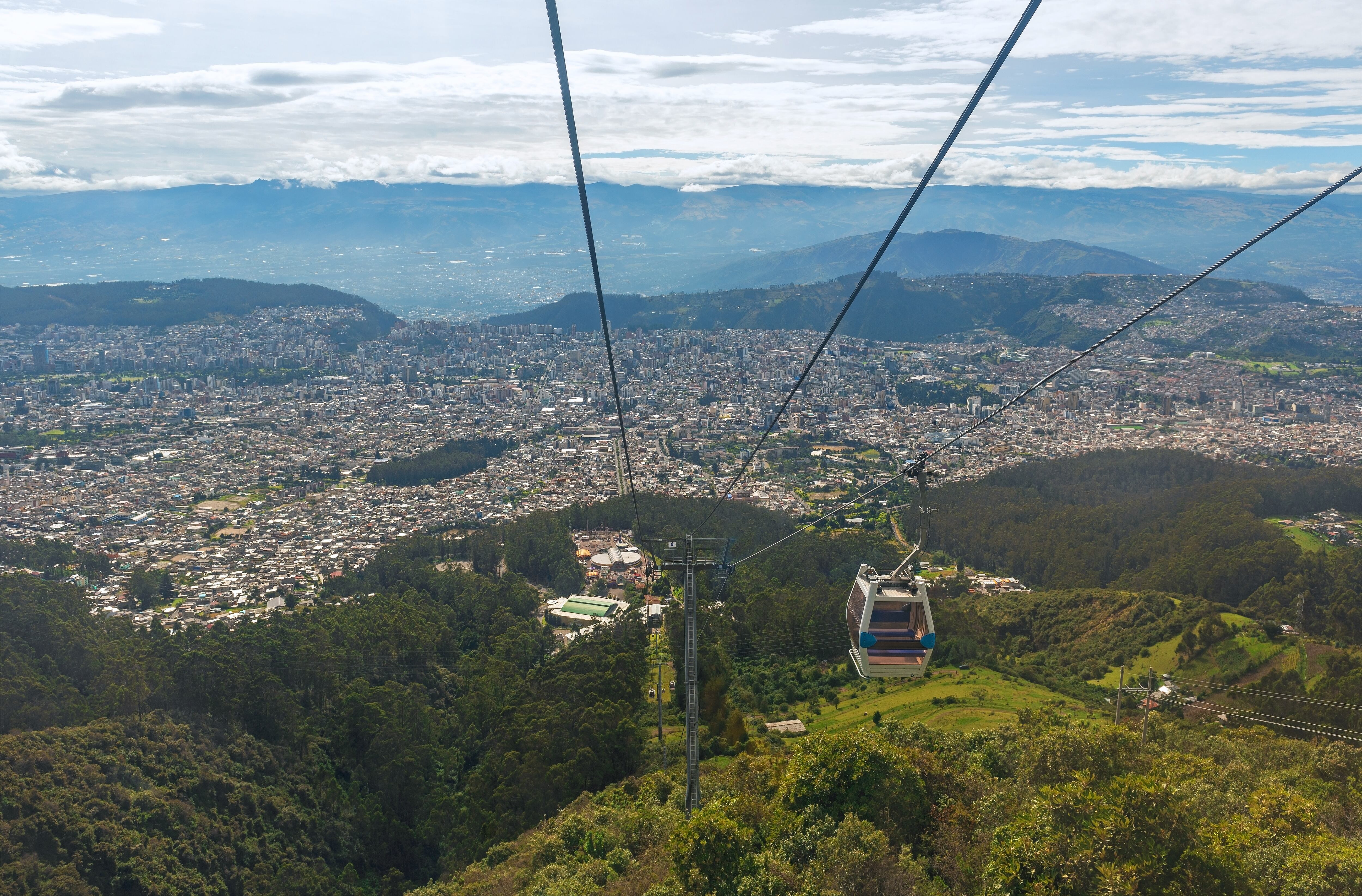 Cables del teleférico que sube desde Quito al volcán Pichincha. 