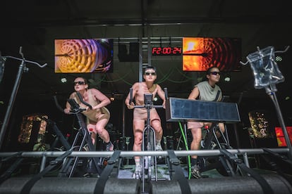 Un instaite de 'Faster, Higher, Stronger', la performance de Mary Maggic en colaboración con Lara Brown y Euyín Eugene.