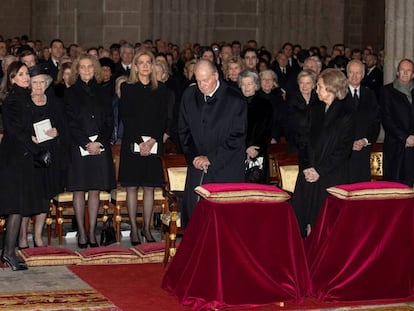 Felipe VI y la reina Letizia, los Reyes eméritos y las infantas Elena y Cristina, en el funeral de Pilar de Borbón, en El Escorial este miércoles.