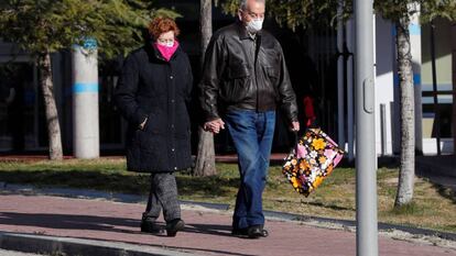 Una pareja de ancianos, a la salida del Hospital de Torrejón de Ardoz, en Madrid. / C. MOYA (EFE)