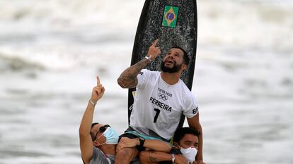 Ítalo Ferreira celebra a conquista da medalha de ouro no surfe masculino na praia de Tsurigasaki, no Japão.