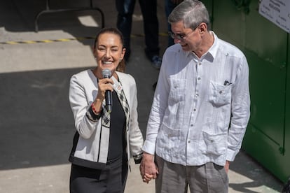 Claudia Sheinbaum y José María Tarriba, después de que la candidata votara en Tlalpan.