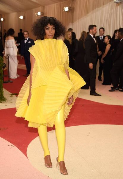 Aunque Jay-Z no acudiera a la gala para arropar a su esposa, Beyoncé no estuvo sola: su hermana, Solange Knowles, sí estuvo en la fiesta. Lució un moderno vestido icónico de David LaPort de color amarillo, en honor al último disco de Beyoncé: 'Lemonade'.Unos volantes y un escote que recordaron al vestido que escogió para el año pasado.