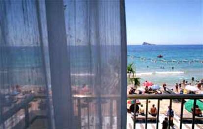 Vista de la playa de Benidorm, con L'Illa al fondo, desde una habitación del Hotel Bilbaíno.