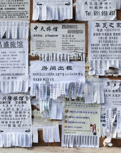 Tablón de anuncios en un supermercado de productos de alimentación chinos en el barrio de Usera.