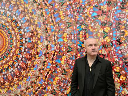 Damien Hirst, junto a su cuadro "I Am Become Death, Shatterer of Worlds (2006)" en la Tate de Londres, en abril de 2012.