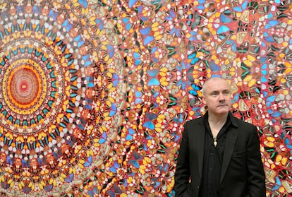 Damien Hirst, junto a su cuadro "I Am Become Death, Shatterer of Worlds (2006)" en la Tate de Londres, en abril de 2012.