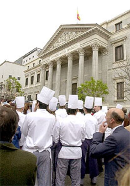 Cocineros y empleados del Hotel Palace se concentran frente al edificio del Congreso durante el paro.