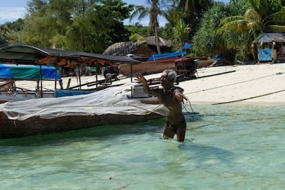 Su Oi Susai, de 55 años, cada vez tiene mas difícil vivir de la pesca.