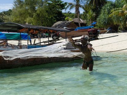 Su Oi Susai, de 55 años, cada vez tiene mas difícil vivir de la pesca.