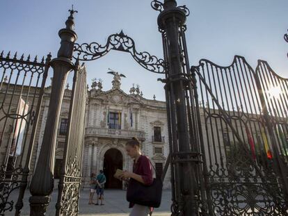 Fachada principal del rectorado de la Universidad de Sevilla.